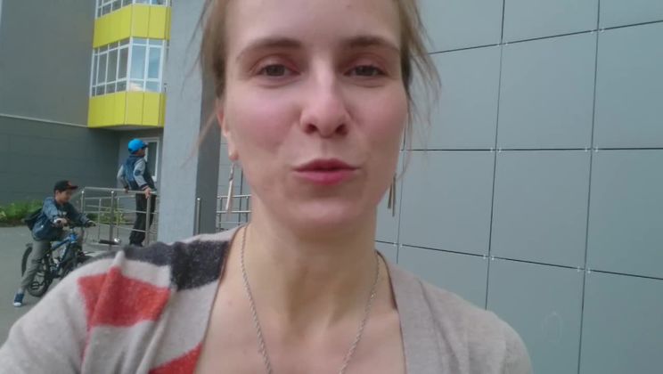 Taksici izlerken arka koltukta mastürbasyon yapan kadın